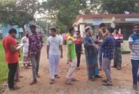 সরকারি নিষে'ধাজ্ঞা অমা'ন্য করে ফুটবল খেলায় ১৯ যুবককে জরি'মানা!