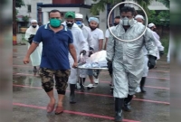 বৃষ্টি উপেক্ষা করে নিজের টিম নিয়ে করোনায় ৮০তম মরদেহ দাফনে খোরশেদ