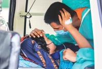 নারায়ণগঞ্জের করোনা আক্রা'ন্ত স্ত্রীর প্রতি স্বামীর অনন্য ভালোবাসা ভাইরাল