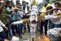 সুশান্তের মৃত্যুতে বিক্ষো'ভ, সালমান খান ও করণ জোহরের কুশপু'ত্তলিকায় আ'গুন