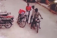 যুবকের কান্না দেখে সব ফিরিয়ে দিয়ে বুকে টেনে নিল ছিন'তাইকারী! (ভিডিও)