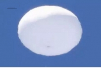 হঠাৎ আকাশে দেখা মিলল রহস্যজনক সাদা বস্তু!  যা ঘিরে হইচই 