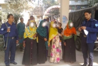 'গাঁয়ের গৃহবধূ, শহরে ছিনতাইকারী' এক গ্রাম থেকেই এক হাজার নারী!