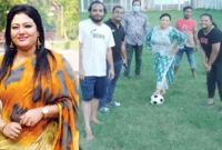 জনপ্রিয় সংগীতশিল্পী ও এমপি মমতাজের ফুটবল খেলার ছবি ভাই'রাল