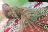 অর্ধন'গ্ন শরীরের উপর ছবি আঁকছে সন্তানরা, ভিডিও পোস্ট করে রো'ষের মুখে মুসলিম সমাজকর্মী