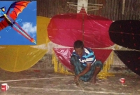 মোবাইলের ব্যাটারি দিয়ে লাইটিংয়ের ব্যবস্থা করা ঘুড়ি বানান মিনু, রাতের আকাশে দেখায় তারার মতো