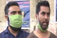 গাড়ি বেঁচে করোনার রোগীদের অক্সিজেন বিলি করছেন দুই মুসলিম তরুণ