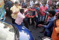 গায়ের উপরে হাঁচি দেয়ায় ব'ন্দু'ক নিয়ে তে'ড়ে গেলেন যুবক, অতঃপর..