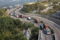 একদিকে চীন, অন্যদিকে পাকিস্তান: খালি হচ্ছে কাশ্মিরের স্কুল, তবে কি শেষমেশ যু'দ্ধই?