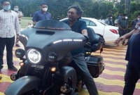 হেলমেট-মাস্ক ছাড়াই বাইক নিয়ে রাস্তায় ভারতের প্রধান বিচারপতি!