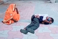 শিশুটাকে ছুঁয়েও দেখলো না ডাক্তাররা, লা'শ জড়িয়ে বিলাপ বাবা-মায়ের!