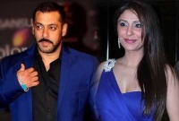 সোনাক্ষির জন্যই ফার্ম হাউজে নিয়ে আমাকে ধ'র্ষণ করেন সালমান খান: বো'মা ফা'টালেন অভিনেত্রী