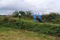 করোনায় মৃ'ত ব্যক্তির ম'রদেহ টেনে হিঁ'চড়ে নেওয়ার মর্মা'ন্তিক ভিডিও ভাই'রাল