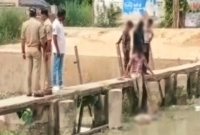 শিশুদের দিয়ে জো'র করে প'চাগ'লা দে'হ তো'লাচ্ছে উত্তরপ্রদেশ পুলিশ!