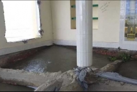 মসজিদের ভেতর দিয়ে পদ্মার তী'ব্র স্রোত বয়ে গেলেও দাঁড়িয়ে আছে মসজিদটি