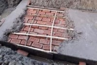 ফুলবাড়িয়ায় ড্রেন নির্মাণে রডের বদলে বাঁশ ব্যবহার!