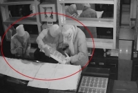 করোনাকালে পিপিই পরে গয়নার দোকানে ডা'কাতি, হ'তভ'ম্ব পুলিশ!