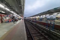 করোনায় স্বামীর মৃ'ত্যু, ২ সন্তানকে কোলে নিয়ে রেললাইনে ঝাঁ'প স্ত্রীর!