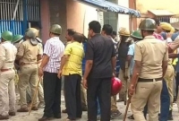 করোনা পজিটিভ-নেগেটিভদের ব্যা'পক সংঘ'র্ষ, নিয়ন্ত্রণে পুলিশের বিশাল বাহিনী