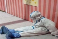 ক্লান্ত হয়ে বসে পড়েছেন করোনা-যো'দ্ধা নার্স, ছবি ভাইরাল, কুর্নিশ জানাই