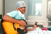 মৃ'ত্যুর আগে হাসপাতালের বিছানায় শেষ গান গাইলেন করোনা আক্রা'ন্ত তরুণ!