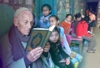 খ্রিস্টান হয়েও মুসলিম শিশুদের কোরআন শেখান এই  বৃদ্ধ