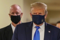 অবশেষে মাস্ক পরতেই হলো ট্রাম্পকে