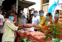 বিয়ের অনুষ্ঠান বাতিল করে বেঁচে যাওয়া টাকায় দরিদ্রদের নতুন কাপড়, খাদ্য সামগ্রী কিনে দিলেন নবদম্পতি