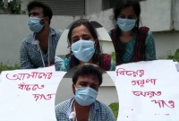 ‘বিয়ের গয়না ফেরত দাও’ পোস্টার হাতে রাস্তার পাশে বাবার বিরুদ্ধে স্বামী-স্ত্রী!