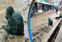 জমি বিক্রি করে একমাত্র সন্তান ঢাকায়, বৃষ্টিতে ভিজে ভিক্ষা করেন মা!