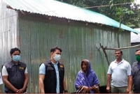 নিজেদের বেতনের টাকা দিয়ে অসহায় এক বৃদ্ধার ঘর নির্মাণ করে দিলেন র‌্যাব-৬