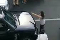 প্রেমিকাসহ হাতেনাতে ধরা স্বামী, রাস্তার মাঝেই তুলকালাম স্ত্রীর!