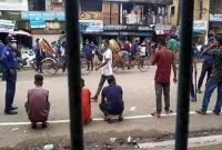 পুলিশের অ্যাকশন শুরু, মাস্ক ছাড়া রাইরে বের হওয়ায় কানে ধরিয়ে রাস্তায় বসিয়ে রাখল পুলিশ   পুলিশের অ্যাকশন শুরু, মাস্ক ছাড়া রাইরে বের হওয়ায় কানে ধরিয়ে রাস্তায় বসিয়ে রাখল পুলিশ