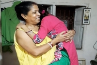 স্বামীর উপর অভিমান করে শ্বাশুড়ির কোলে বউমা, ভিডিও ভাইরাল