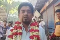 আপন ভাতিজিকে ধ'র্ষণের মা'মলায় জা'মিন পেয়ে ফুলের মালা গলায় শো'ডাউন! আপন ভাতিজিকে ধ'র্ষণের মা'মলায় জা'মিন পেয়ে ফুলের মালা গলায় শো'ডাউন!