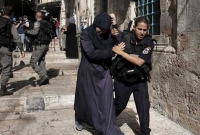 ফিলিস্তিনি নারীদের ধ'রে নিয়ে যাচ্ছে ইসরাইলি সেনারা