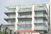 করোনার হাত থেকে বাঁচতে শাহরুখ তার বাড়ির চারপাশ ঢেকে দিলেন মোটা সাদা প্লাসটিকে