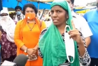  চাকরি না পেয়ে রাস্তার ধারের ফল বিক্রেতা পিএইচডি ডিগ্রিধারী তরুণী