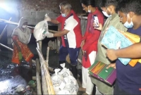 অতিবৃষ্টিতে ত্রাণ ও খাদ্য সামগ্রী নিয়ে পানিবন্দী অসহায় পরিবারের পাশে চিত্তরঞ্জন দাস