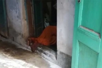 করোনার ভয়ে কেউ স্পর্শ করলেন না, ৬ ঘণ্টা পড়ে থেকে মৃত্যু সংজ্ঞাহী'ন বৃদ্ধার