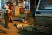 অ্যাম্বুল্যান্সে তুলতে গিয়ে বৃদ্ধের মৃত্যু, আধা ঘণ্টা পড়ে রইল দেহ!