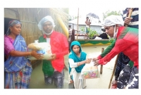 বৃষ্টিতে ভিজে, বন্যার পানিতে নেমে হিরো আলমের ত্রাণ বিতরণ