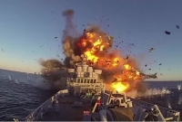 সামরিক মহ'ড়ার অংশ হিসেবে নকল মার্কিন যু'দ্ধজাহাজে ক্ষেপণা'স্ত্রের সাহায্যে একের পর এক হা'মলা চালাচ্ছে ইরান