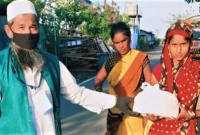 হজের জন্য জমানো সব টাকা গরিব-দুঃখীদের মধ্যে বিতরণ করে দিলেন আরিফ শাহ দম্পতি