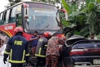 বাসের নিচে প্রাইভেটকার, কে'টে বের করা হলো ৫ জনের লা'শ
