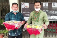 করোনা আক্রা'ন্তদের বাড়ি বাড়ি ফল সামগ্রী নিয়ে যাচ্ছে ছাত্রলীগ করোনা আক্রা'ন্তদের বাড়ি বাড়ি ফল সামগ্রী নিয়ে যাচ্ছে ছাত্রলীগ