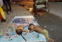 ঈদের আগের রাতে দুই শিশুর ফুটপাতে ঘুম