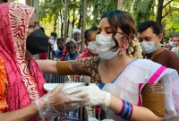 ৫টি গরু কোরবানি দিয়ে অসহায়দের মাঝে মাংস বিতরণ করে দিলেন নায়িকা পরীমণি