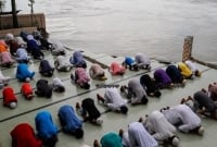 পদ্মা নদীতে ভে'ঙে যাওয়া মসজিদে ঈদের নামাজ আদায় করল গ্রামবাসী