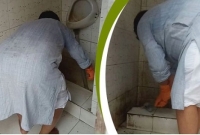  নোংরা দেখে ক্ষু'ব্ধ হয়ে মন্ত্রী নিজের হাতেই টয়লেট পরিষ্কার করলেন